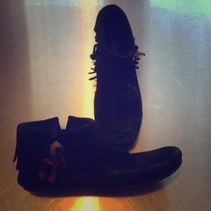 Minnetonka Black Fringe/Feather Moccasins W Sz8